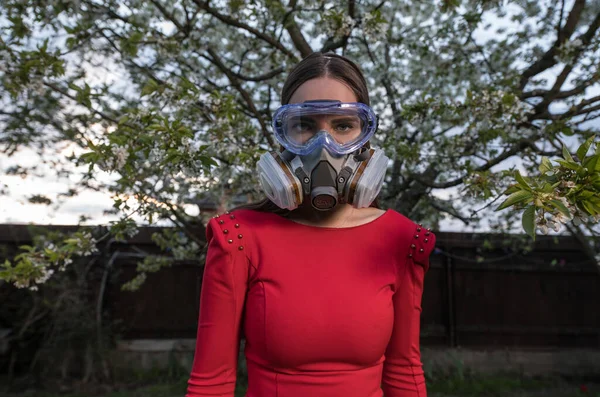 Giovane Bella Ragazza Ritratto Una Maschera Con Grado Protezione Posa — Foto Stock