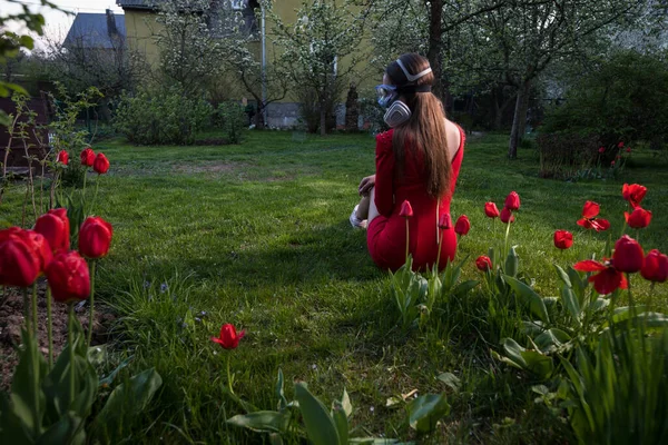 Korunma Derecesinde Maske Takmış Güzel Bir Kız Portresi Bahar Bahçesinin — Stok fotoğraf