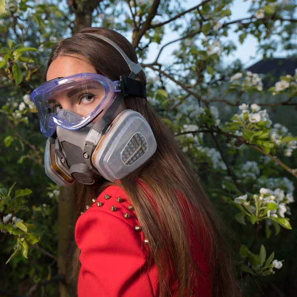 Ung Vacker Flicka Porträtt Mask Med Grad Skydd Poserar Skymningen — Stockfoto