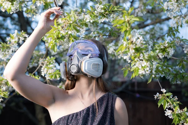 Ung Vacker Flicka Porträtt Mask Med Grad Skydd Poserar Skymningen — Stockfoto