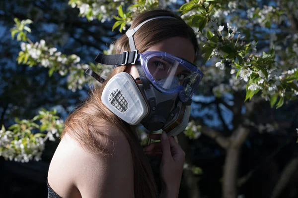 Ung Vacker Flicka Porträtt Mask Med Grad Skydd Poserar Skymningen — Stockfoto