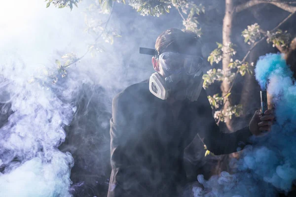 Korunma Derecesiyle Maskeli Genç Adam Portresi Bahar Bahçesinin Alacakaranlığında Poz — Stok fotoğraf