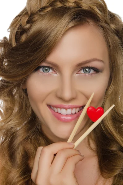 Krásná žena držící srdce s hůlkami — Stock fotografie