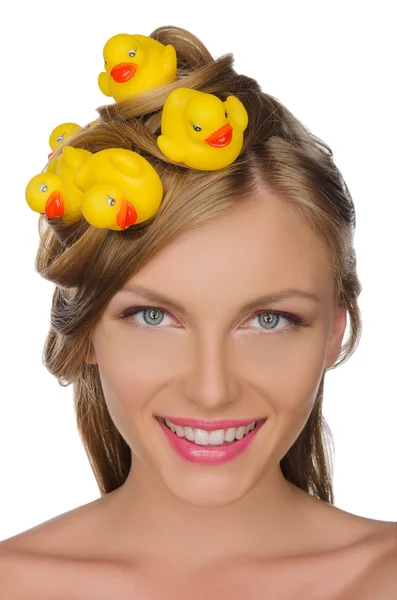 Bella donna con anatre gialle tra i capelli — Foto Stock