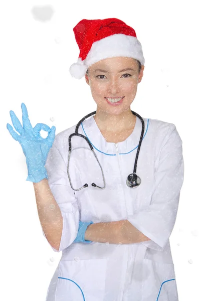 Heureux asiatique médecin et père Noël chapeau avec neige — Photo