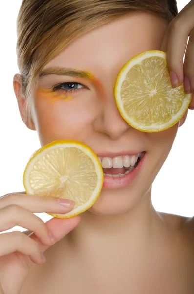 Leende kvinna med citron — Stockfoto