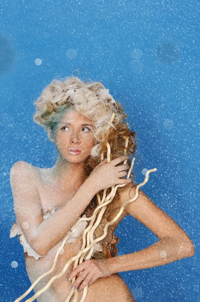 Χαριτωμένη γυναίκα με όμορφα μαλλιά και το χιόνι — Φωτογραφία Αρχείου