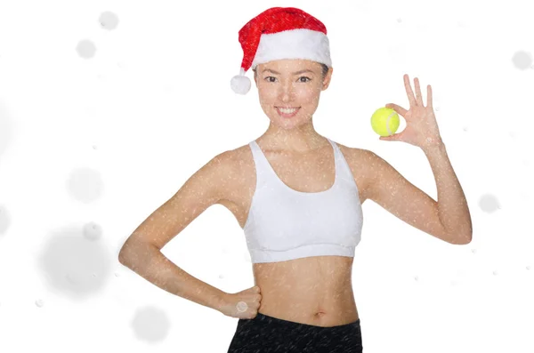 Mujer asiática sosteniendo pelota de tenis en nieve —  Fotos de Stock