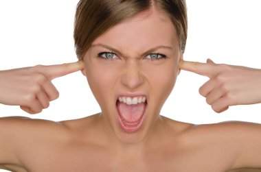 Duygusal kadın parmaklarını kulaklarıyla kapsar