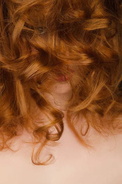Hermoso pelo largo y rojo en la cara de la mujer Fotos de stock libres de derechos