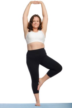 Şişman kadın fitness konusunda devreye girer