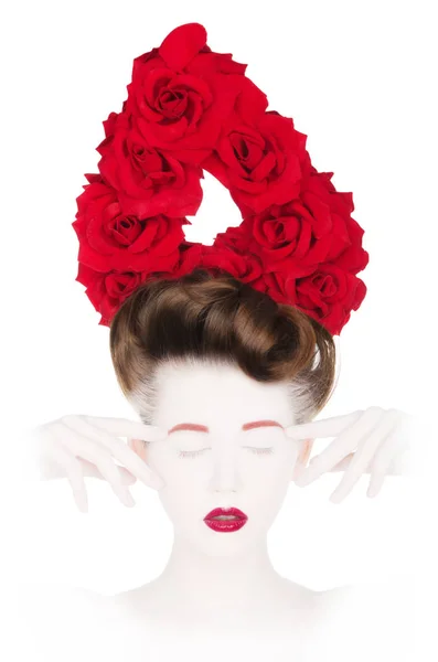 Kırmızı dudaklar, gül yaprakları ve çiçekleri beyaz kadınla — Stok fotoğraf