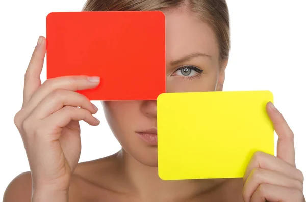 Giovane bella donna con cartellino rosso e giallo — Foto Stock