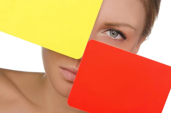 赤と黄色のサッカー カードを持つ女性 — ストック写真