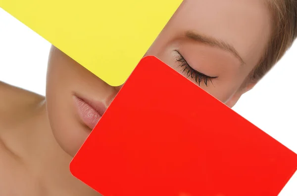 Porträt einer Frau mit roter und gelber Karte — Stockfoto