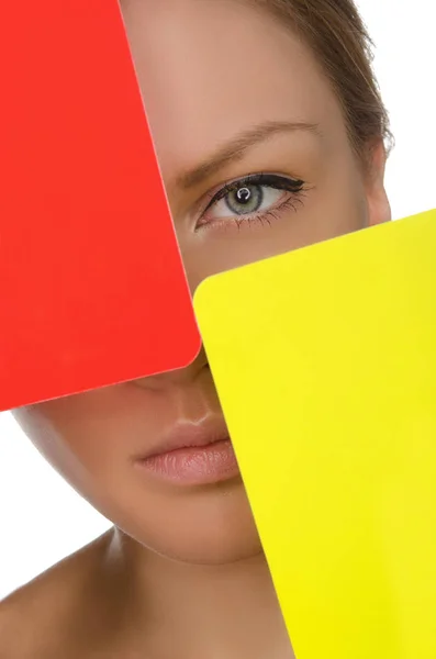 Európai fiatal nő, piros és sárga kártya — Stock Fotó