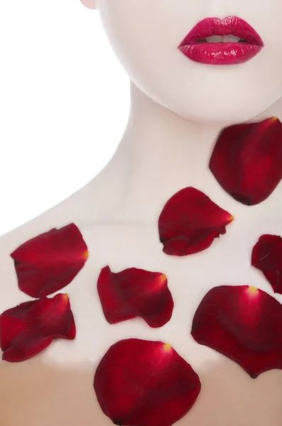 赤い唇とバラの花びらを持つ白人女性 ロイヤリティフリーのストック画像