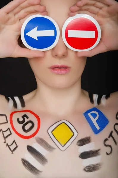 Portrait de belle femme avec des panneaux de signalisation — Photo