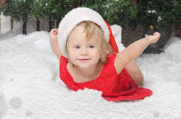 Noel Baba kostüm karda kız — Stok fotoğraf