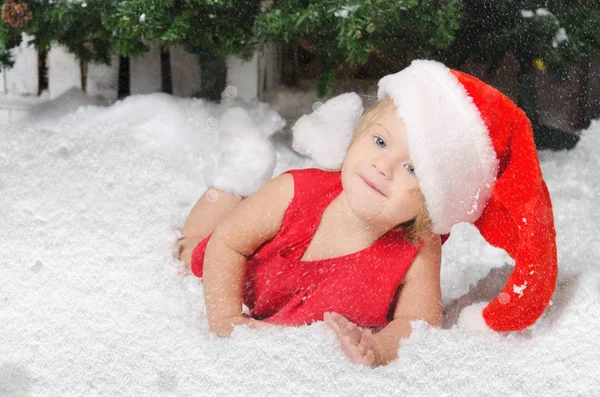 Fille souriante en costume de Père Noël sur la neige — Photo