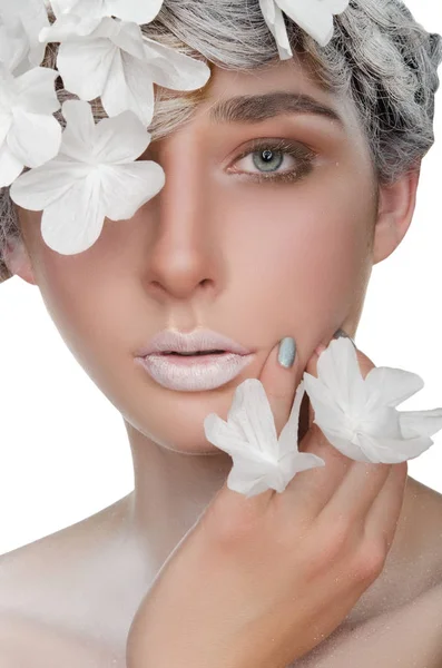 Mujer joven con un maquillaje de nieve —  Fotos de Stock