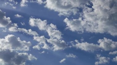 4 k mavi gökyüzü beyaz bulutlar ile