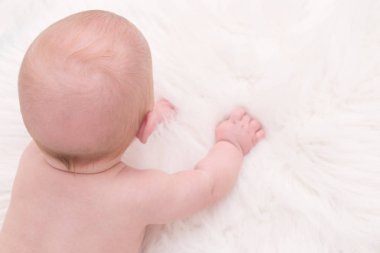 Yeni doğan bebek emekleme