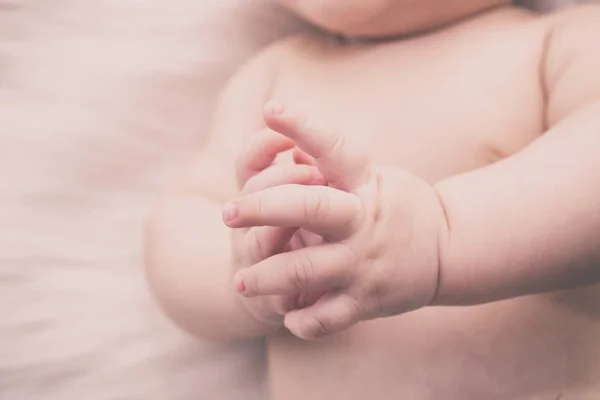 Manos recién nacidas primer plano — Foto de Stock