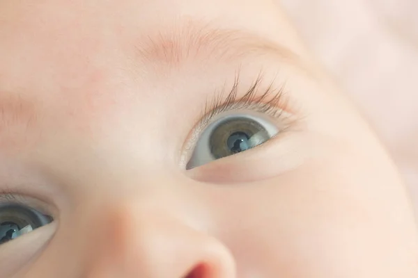 Retrato de bebé de cerca — Foto de Stock