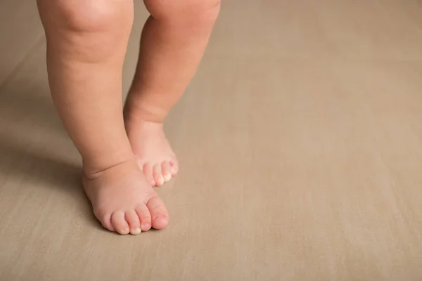 Baby's eerste stappen — Stockfoto