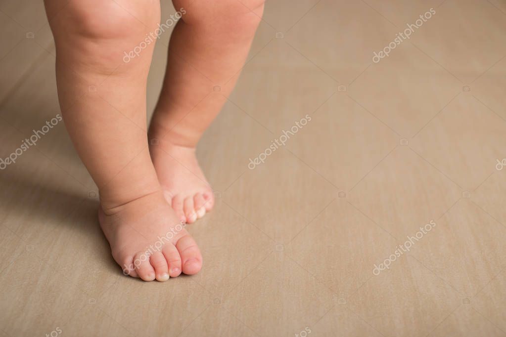 ножки колесом у новорожденного. короткие ножки у ребенка. складочки на детских ногах. короткие ножки у ребенка. короткие ножки у ребенка.