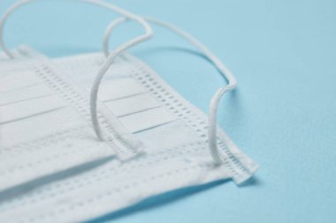Tek kullanımlık yüz maskesi ağız ve burnu kapatır. Sağlık ve tıbbi konsept. Covid-19, Coronavirus, 2019-ncov, corona-virüsünden koru. Başkalarının tükürüğünden hastalık kapmasını engelleyebilir. Hasta insanlar ve Careta için de.