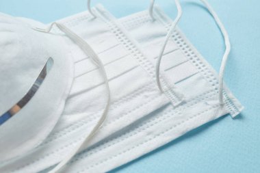 Tek kullanımlık yüz maskesi ağız ve burnu kapatır. Sağlık ve tıbbi konsept. Covid-19, Coronavirus, 2019-ncov, corona-virüsünden koru. Başkalarının tükürüğünden hastalık kapmasını engelleyebilir. Hasta insanlar ve Careta için de.