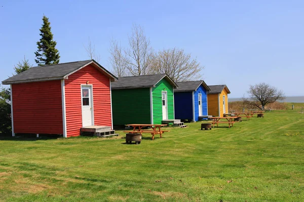 Kleurrijke hutjes met picknicktafels — Stockfoto