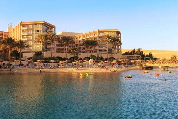 Les gens qui apprécient la plage à Hurghada, Egypte — Photo