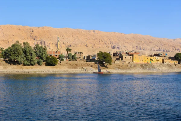 Pueblo en el río Nilo, Egipto — Foto de Stock