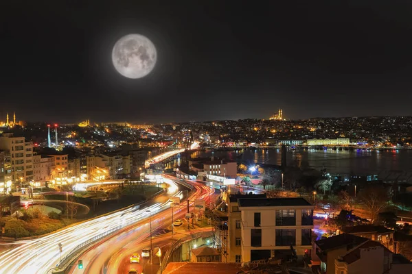夜のイスタンブール市街のスカイライン — ストック写真
