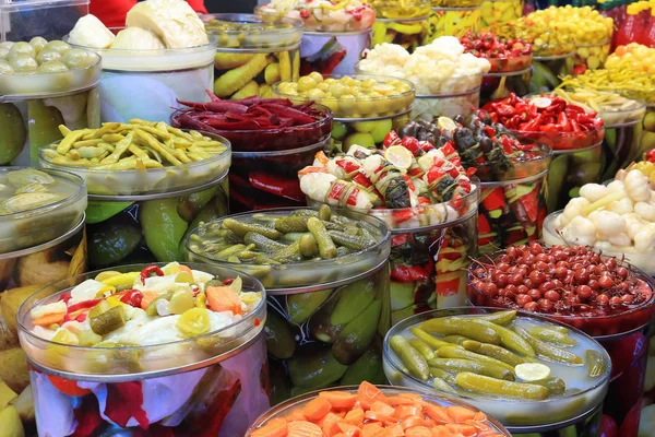 Продаж маринованих овочів — стокове фото