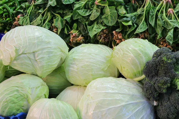 Venta de coles y verduras en Bursa Market — Foto de Stock