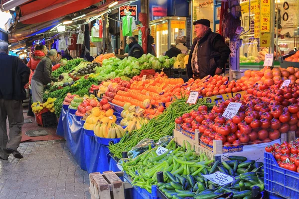 Gyümölcs- és zöldségágazatban a nyílt piacon, Bursa, Törökország — Stock Fotó