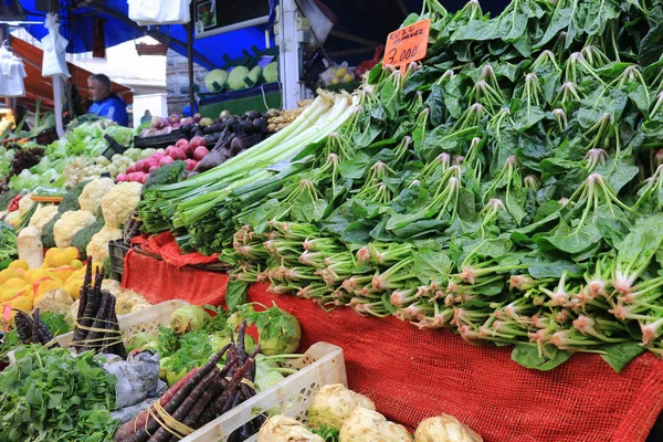 Cabinas de frutas y verduras en Bursa Turquía —  Fotos de Stock