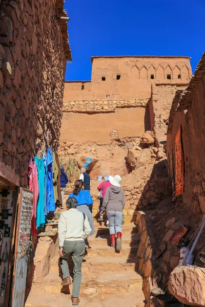 Turistas en Ait Benhaddou —  Fotos de Stock