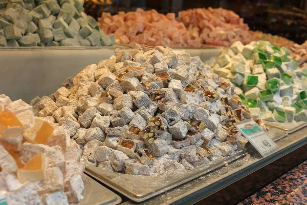 Türkische Süßigkeiten im Schaufenster — Stockfoto