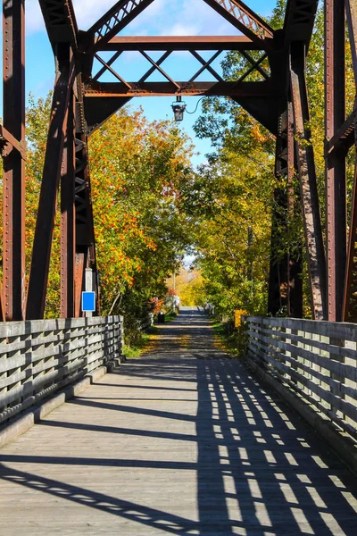 Fin del puente peatonal en otoño — Foto de Stock