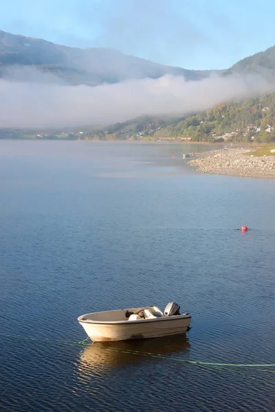 Ήσυχη λίμνη Νορβηγικά με ομίχλη και βουνά — Φωτογραφία Αρχείου