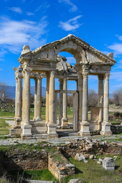 Tetrapylon, монументальні ворота в Aphrodisias Туреччини — стокове фото