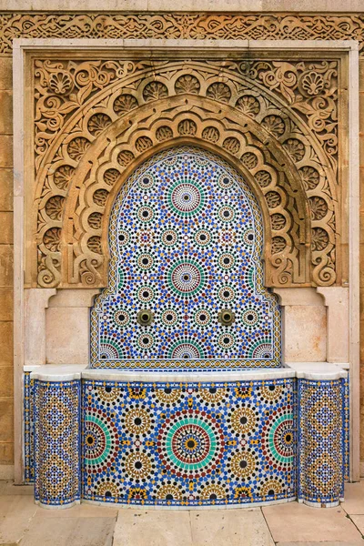 Decoratieve tegel fontein — Stockfoto