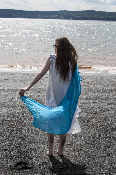 女人在漫步黑沙滩，Lorneville，新不伦瑞克省 — 图库照片