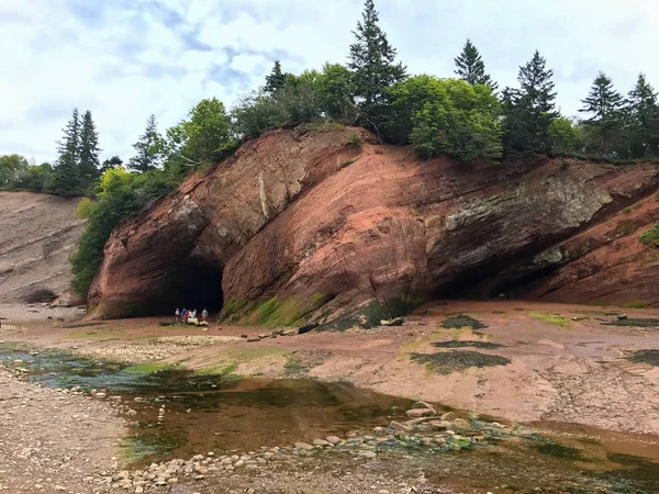 Odlivu v Fundy v St. Martins jeskyně, New Brunswick, Kanada — Stock fotografie