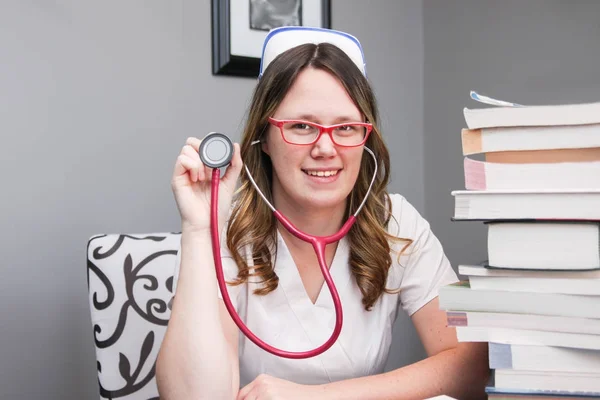 Молодая медсестра в кепке Стоковая Картинка